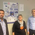 Federico Álvarez (UPM), Pilar Orero (UAB) y Chrysostomos Bourlis (ARX.NET) junto al poster del proyecto Easy TV