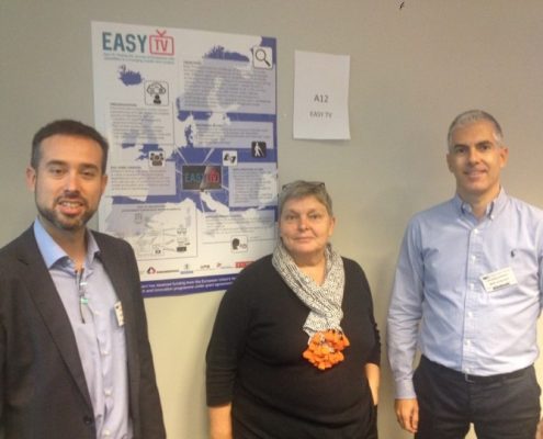 Federico Álvarez (UPM), Pilar Orero (UAB) y Chrysostomos Bourlis (ARX.NET) junto al poster del proyecto Easy TV