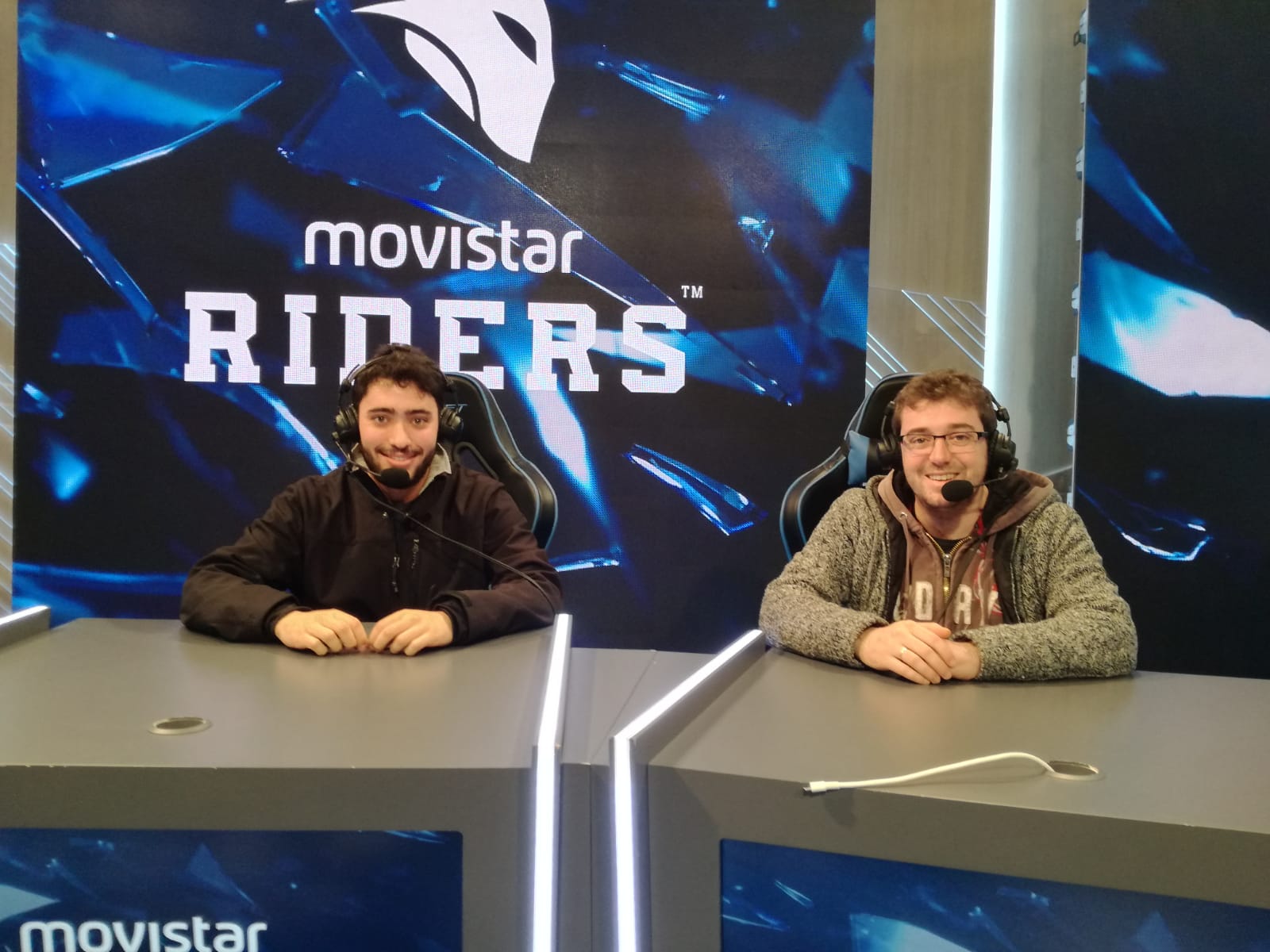 Álvaro Llorente y Javier Serrano de la Universidad Politécnica de Madrid trabajando en el piloto de producción remota dentro del programa Movistar Riders